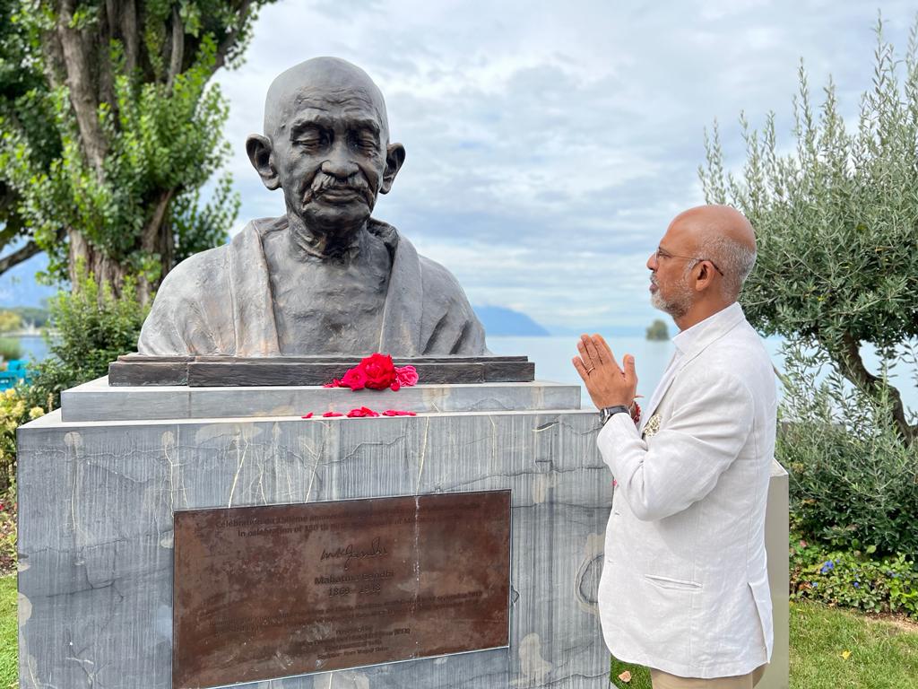 Floral tributes by Ambassador Mridul Kumar on Mahatma Gandhi’s statue at Villeneuve on 21 September 2023