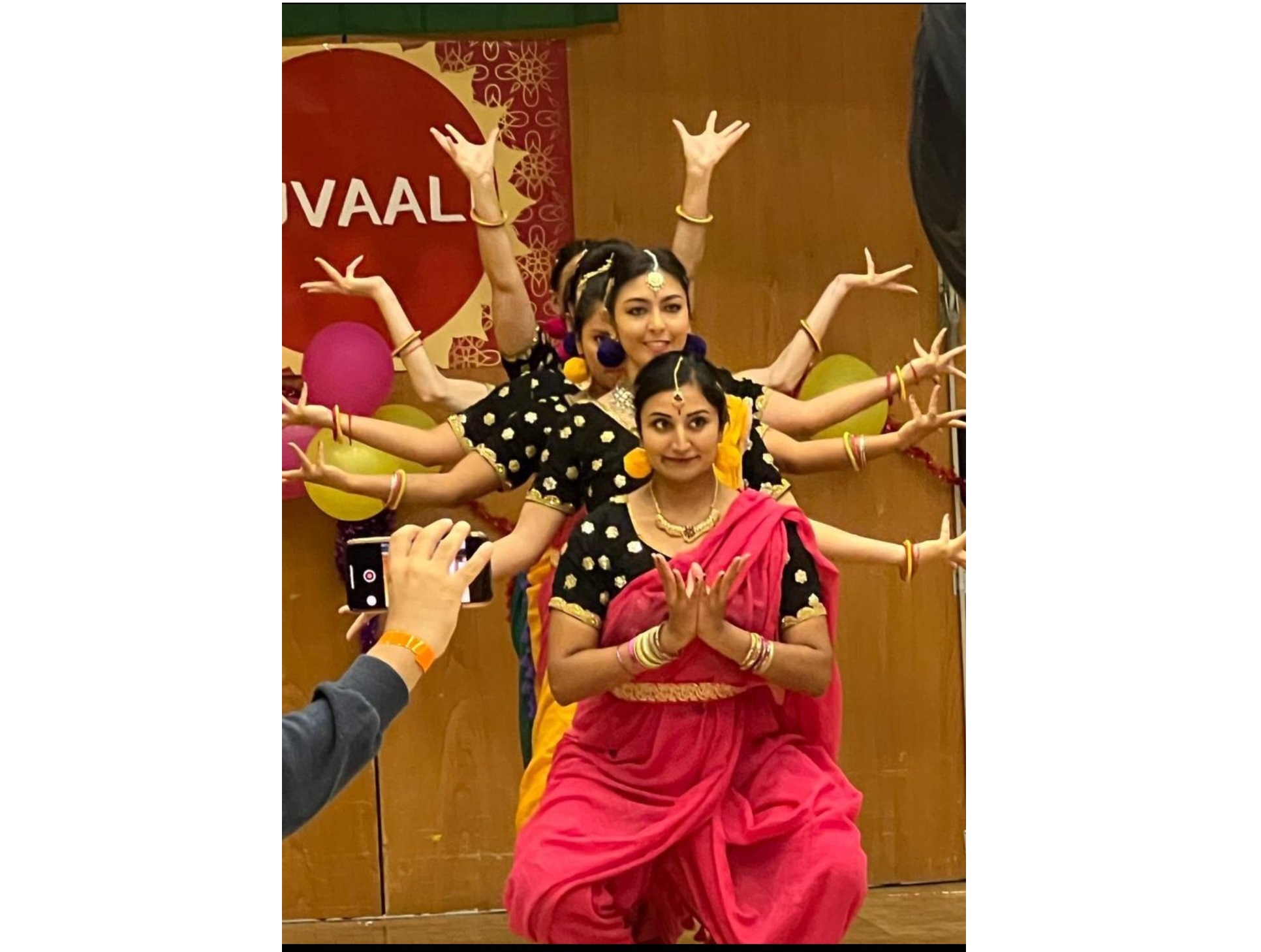 Ambassador Mridul Kumar participated in the Diwali celebrations organized by Yuva-Indian Students Association EPFL-UNIL at Lausanne on 10 November 2023