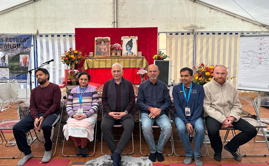 Ambassador Mridul Kumar attended the “Mountain Retreat Yoga Sangha” holistic wellbeing  Diksha Programme in Berne on 15 November 2023