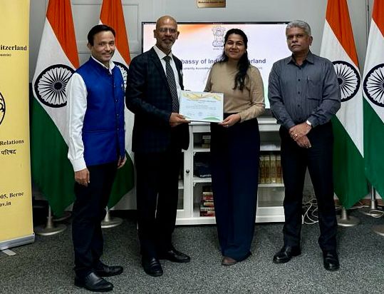 Ambassador presented certificates to participants of ‘Yoga Teacher Training Certificate Course’ (Beginner Level) at Chancery on 21 November 2023
