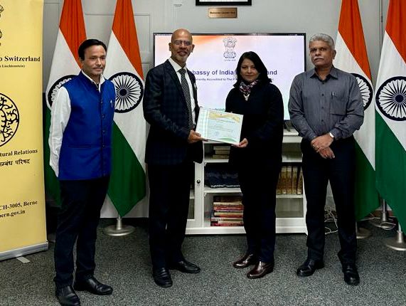 Ambassador presented certificates to participants of ‘Yoga Teacher Training Certificate Course’ (Beginner Level) at Chancery on 21 November 2023