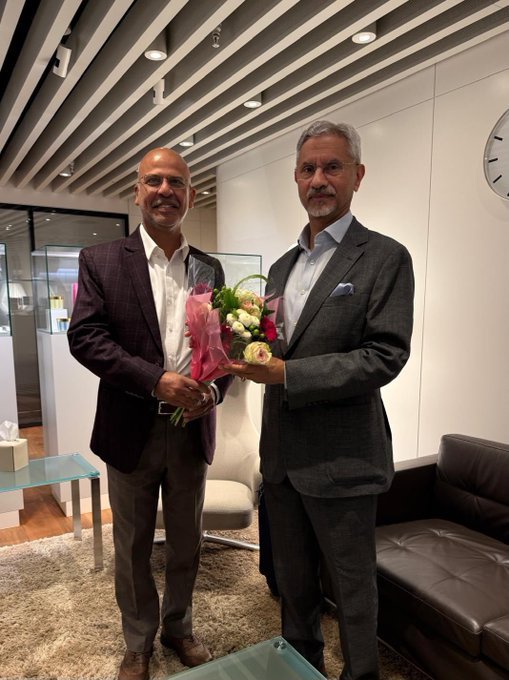 Ambassador welcomed Hon’ble EAM Dr. S. Jaishankar at Zurich airport, 20.09.2026
