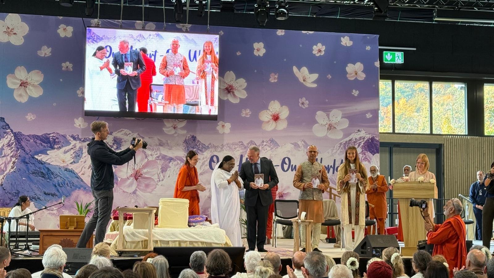 Ambassador Mridul Kumar felicitated revered spiritual Guru Mata Amritanandamayi at Winterthur on 16 October 2025