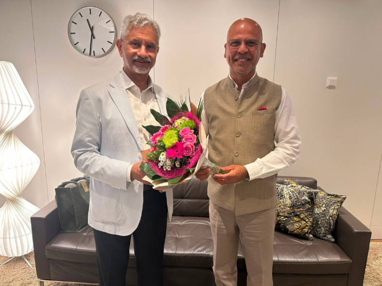 Ambassador welcomed Hon’ble EAM Dr. S. Jaishankar at Zurich Airport, Switzerland