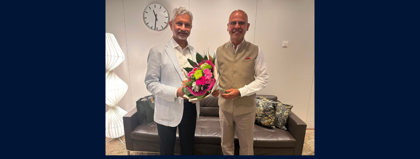 Ambassador welcomed Hon’ble EAM Dr. S. Jaishankar at Zurich Airport, Switzerland