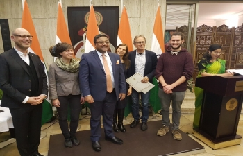 ‘VAISHNAV JAN TO’ BY SWISS ARTISTs