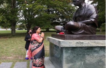 Minister of State for External Affairs and Culture Smt.Meenakashi Lekhi offered floral tribute at the statue of Mahatma Gandhi at Ariana Park in Geneva on September 29, 2021 