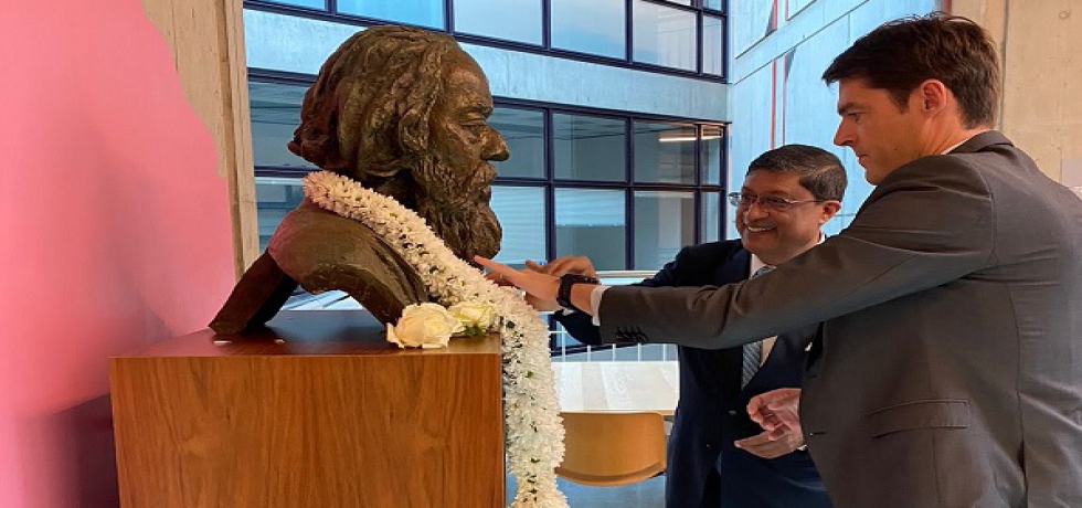 Ambassador Sanjay Bhattacharyya paid homage to Rabindranath Tagore at his bust in University of Lausanne