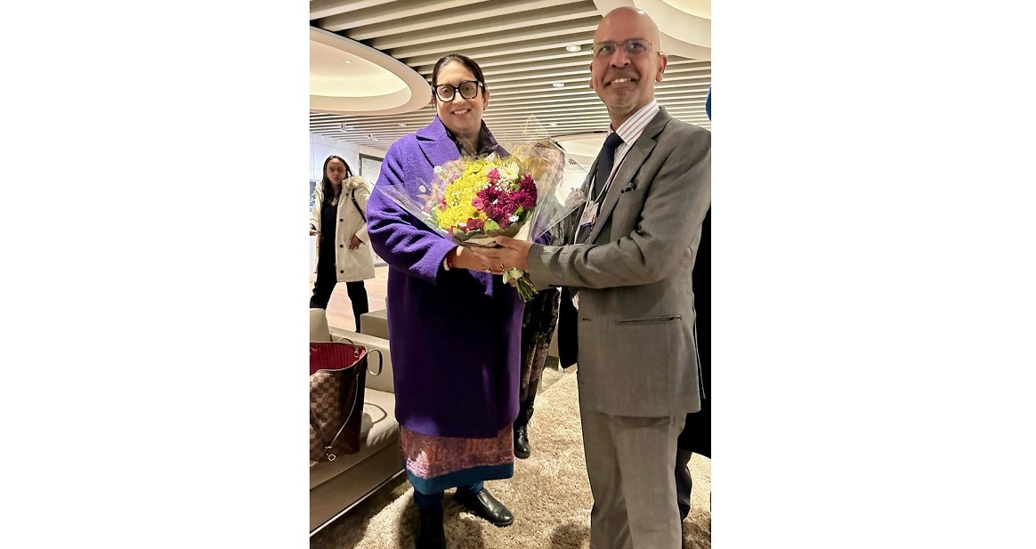 Ambassador Mridul Kumar welcoming Hon’ble Minister of Ministry of Women & Child Development and Ministry of Minority Affairs Ms. Smriti Zubin Irani to Switzerland