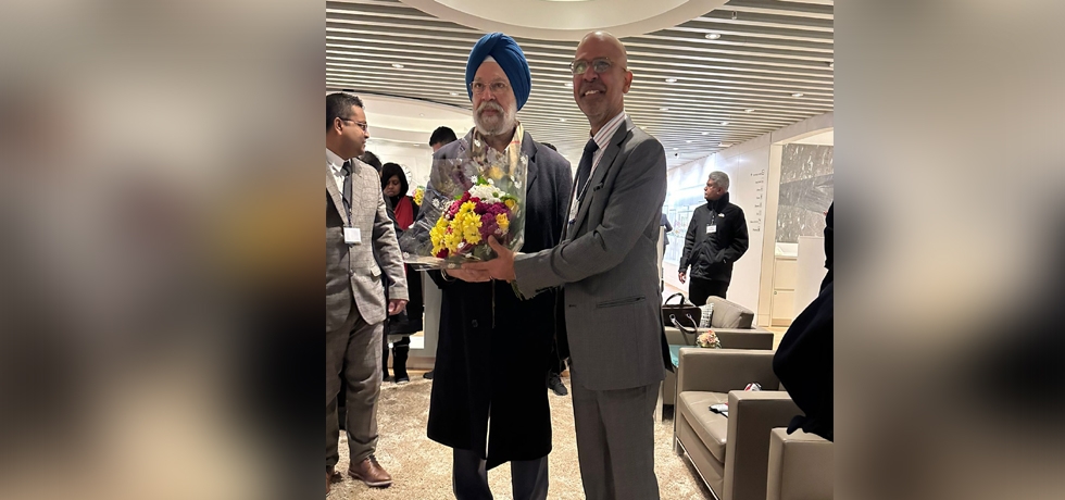 Ambassador Mridul Kumar welcoming Hon’ble Minister of Ministry of Petroleum & Natural Gas and  Ministry of Housing and Urban Affairs Mr. Hardeep S Puri to Switzerland