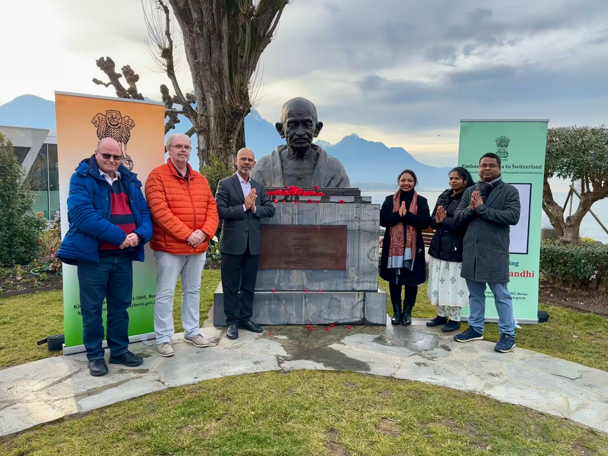 Floral tributes by Ambassador Mridul Kumar at the bust of Mahatma Gandhi in Villeneuve on 30 January 2024